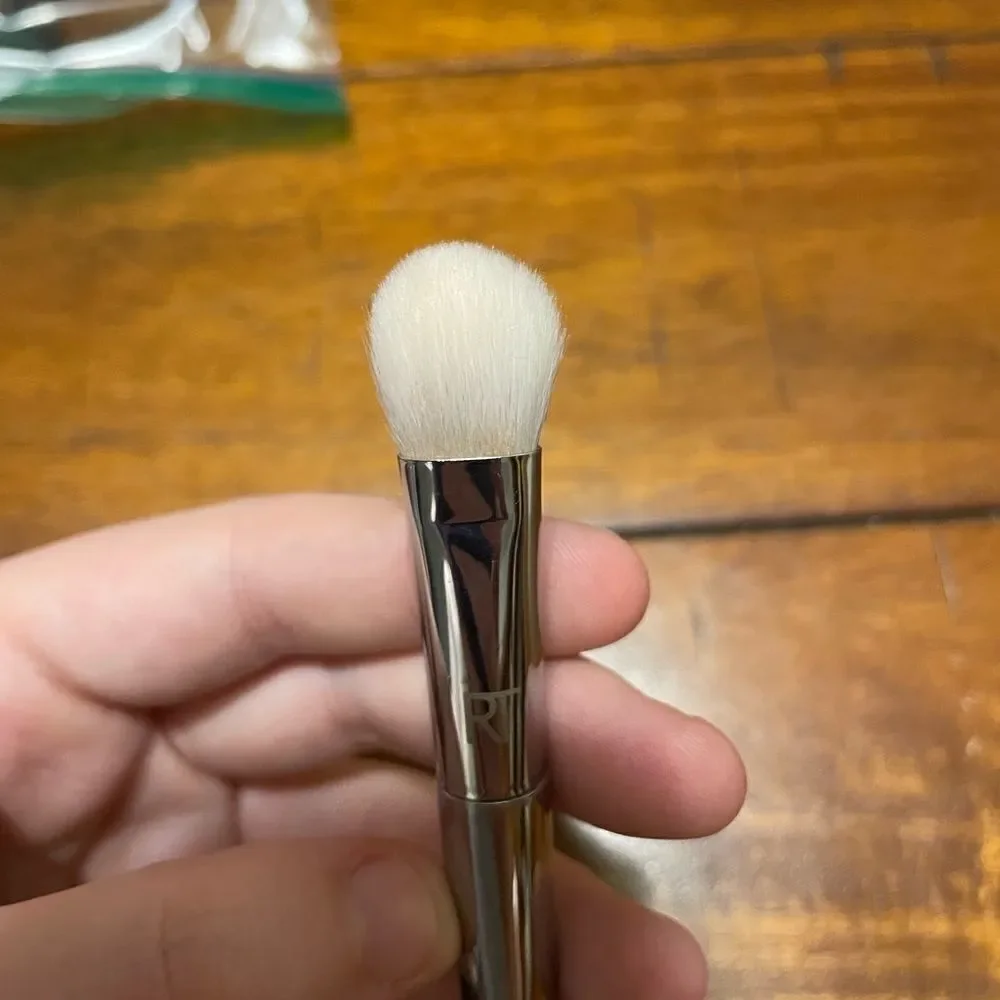 Real Techniques Bold Metals Collection 200 Oval Shadow Brush
